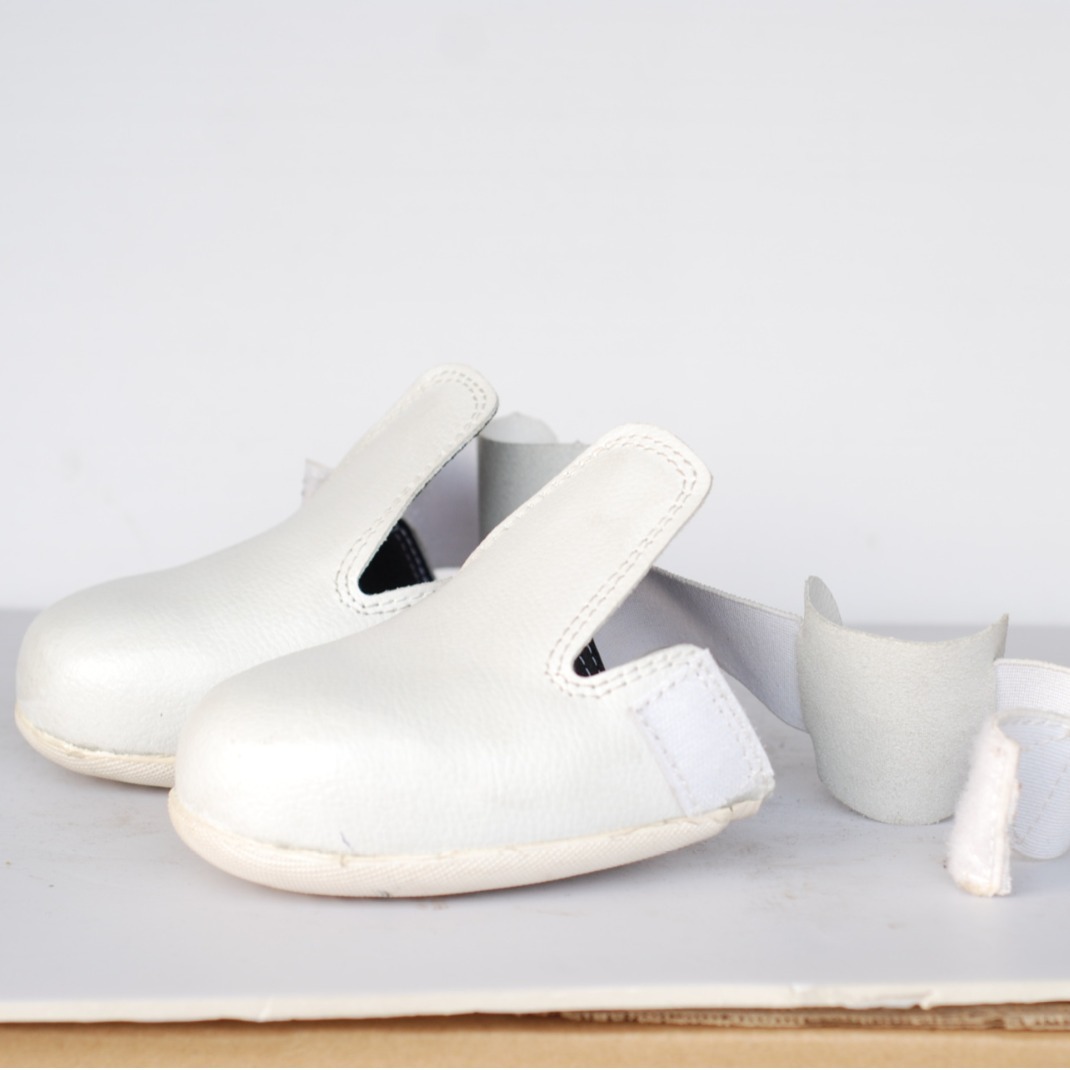 Scratch-proof shoe sets for visitors to the labour market