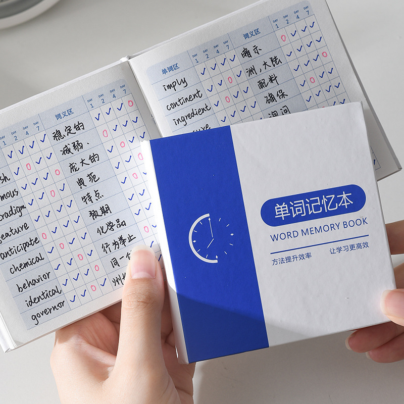 Sách bằng tiếng Anh mang theo một cuốn sổ tay bỏ túi với một bản sao của bản ghi nhớ bài học.