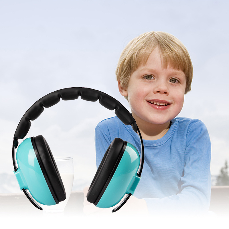 Children ' s soundproofing ear masks can stretch their heads and wear an electrician to sell outdoor drums to prevent noise.