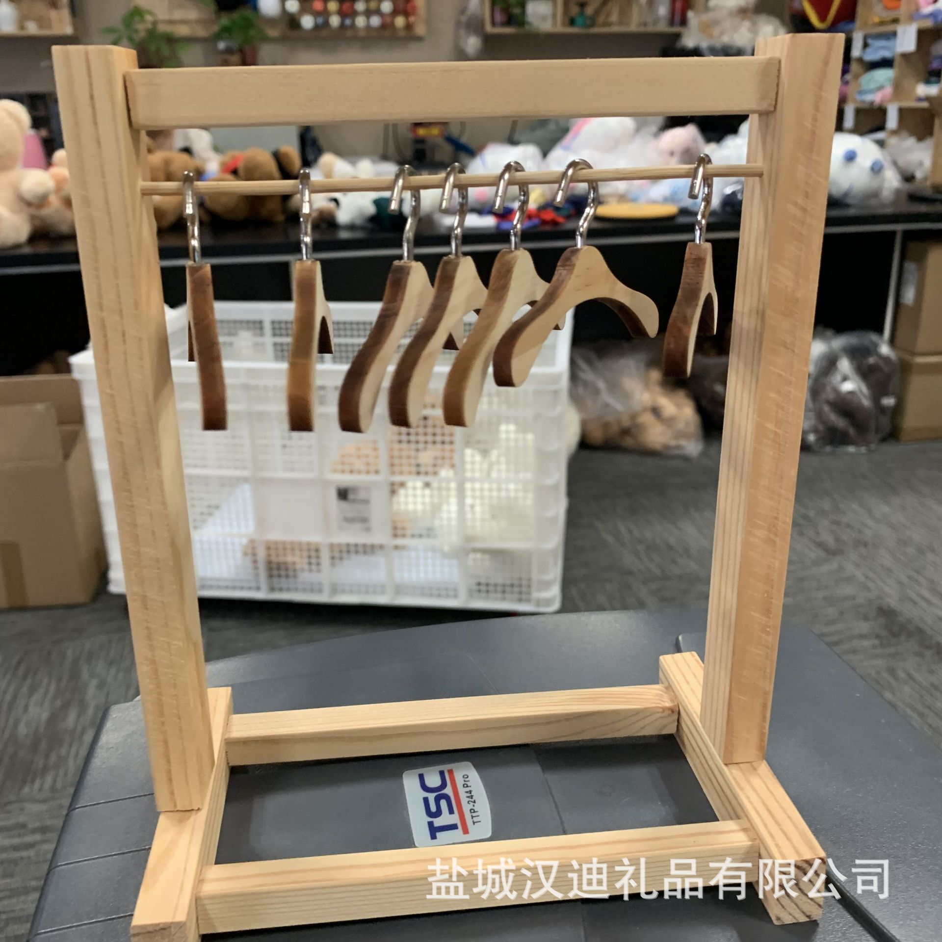 The factory sells wholesale doll clothes for general wood hangers.