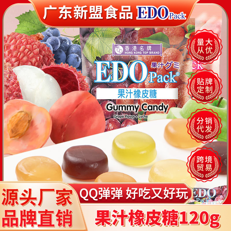 Một hộp đầy các loại thức ăn nhẹ, kẹo dẻo, vỏ bao cao su cao su, có thể ăn được.