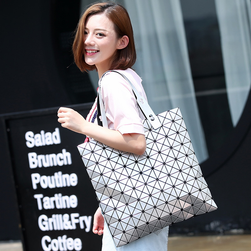 Ms. Geometry Packer packs new handbags for fall 2016, folding one shoulder bag 9*9