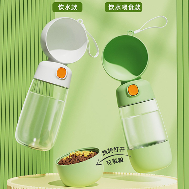 Con chó cưng đi ra ngoài với một bi-đông xách tay và đi bộ với một con chó và một con chó và uống thức ăn cho thú cưng.