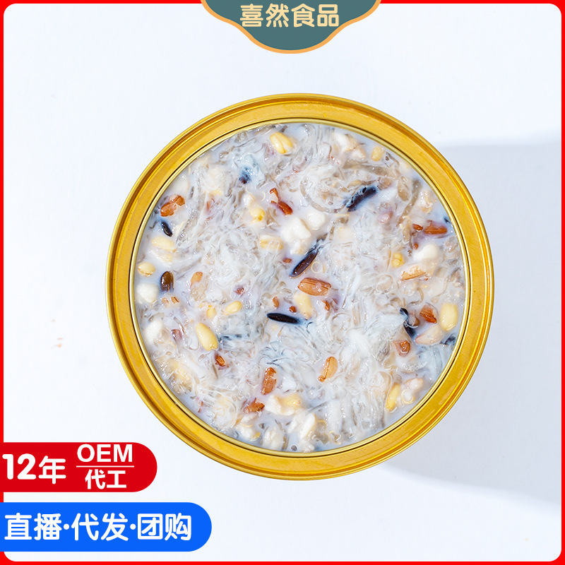 Phân phối một hộp thức ăn cao cấp cho một phụ nữ mang thai để nuôi mẹ.