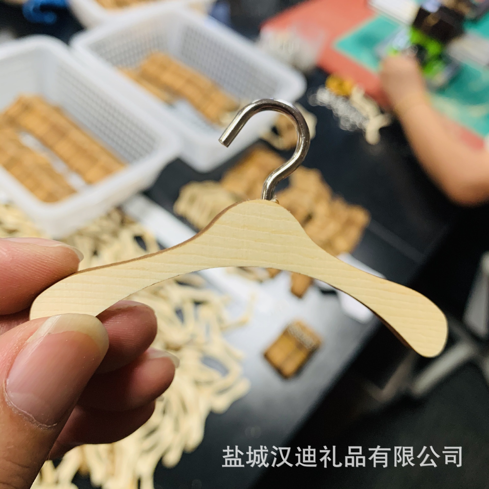 The factory sells wholesale doll clothes for general wood hangers.