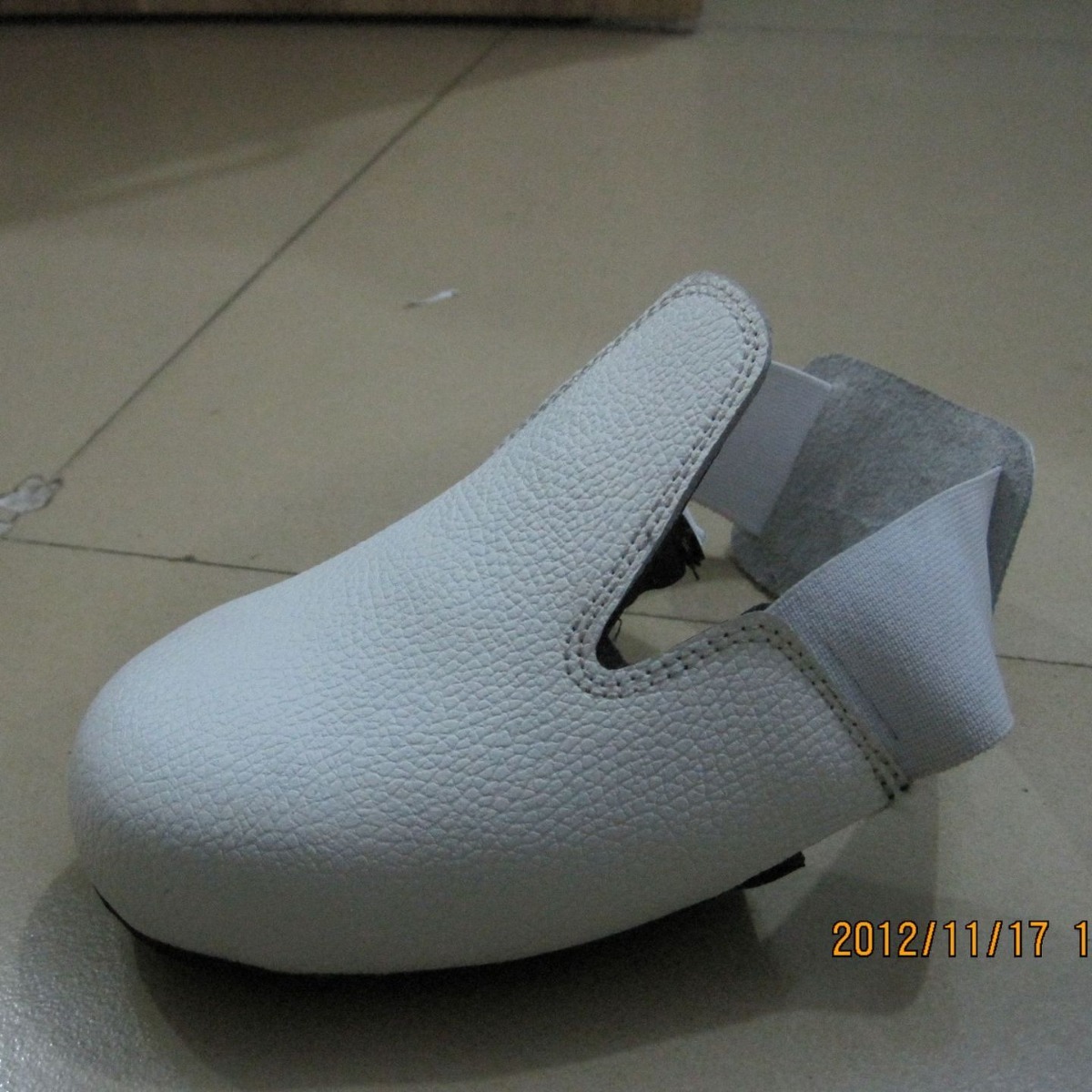 Scratch-proof shoe sets for visitors to the labour market