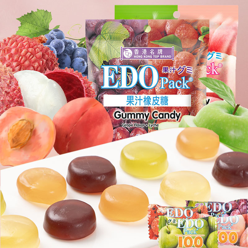 Một hộp đầy các loại thức ăn nhẹ, kẹo dẻo, vỏ bao cao su cao su, có thể ăn được.