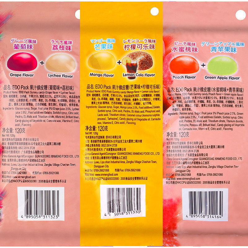 Một hộp đầy các loại thức ăn nhẹ, kẹo dẻo, vỏ bao cao su cao su, có thể ăn được.
