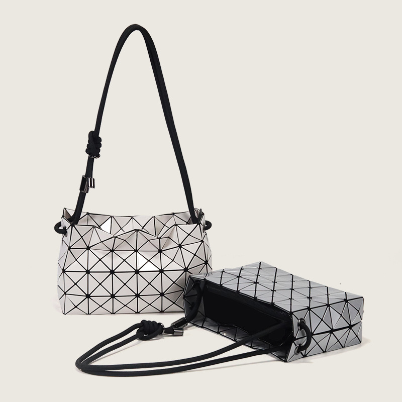 2022 new triangle geometry tofu bag for the summer lady, one-shoulder-slanted, small-time supply package manufacturer.