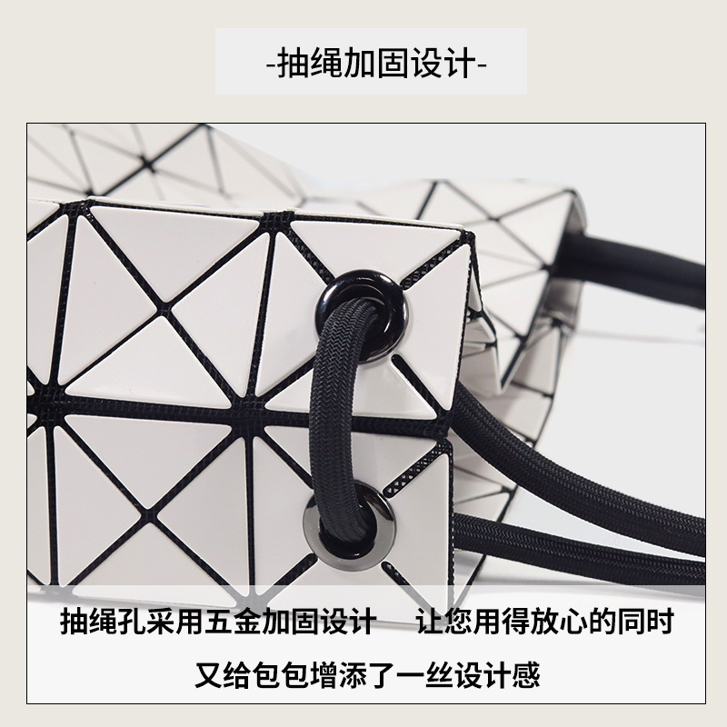 2022 new triangle geometry tofu bag for the summer lady, one-shoulder-slanted, small-time supply package manufacturer.