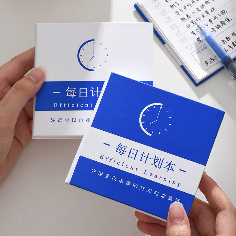 Kế hoạch nhỏ đang chạy lịch kaga tay với sổ tay bỏ túi.