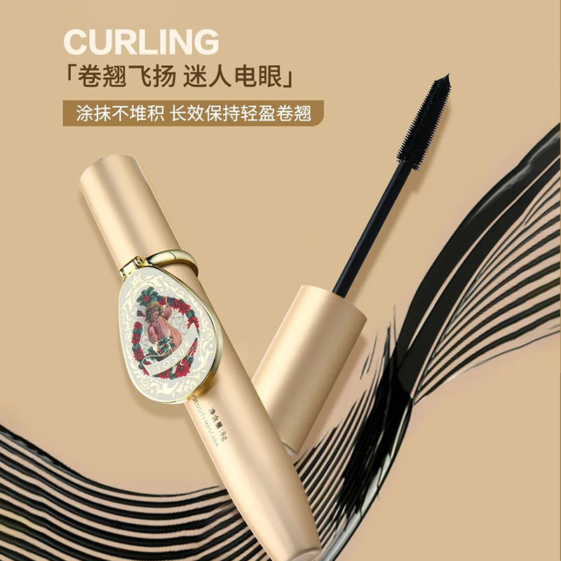 Quần áo bằng vàng, lụa, những cuộn dài mascara, không trang điểm.