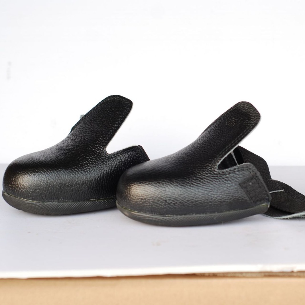 Scratch-proof shoe sets for visitors to the labour market