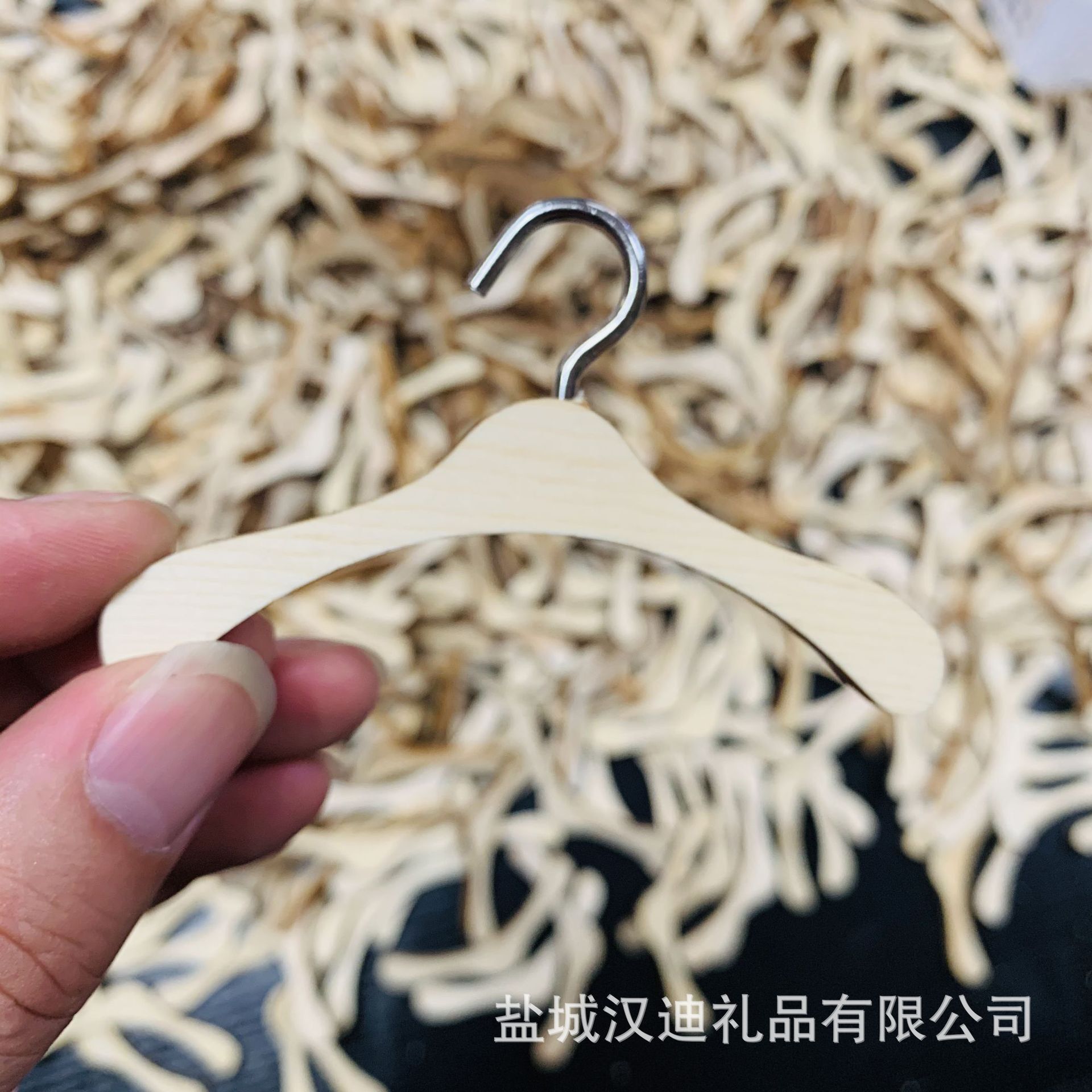 The factory sells wholesale doll clothes for general wood hangers.