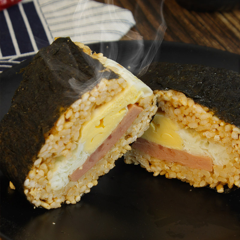 Thức ăn cho gạo thông sushi ngọc lam cho cây rêu giữa sáng.