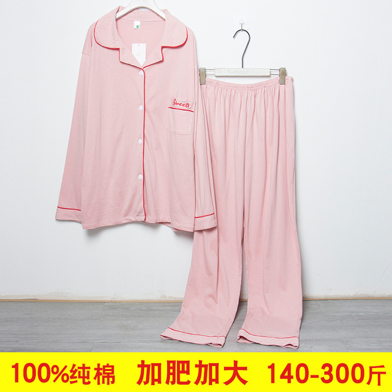 Một người phụ nữ chỉ mặc một cái áo vải bông bị béo phì nặng 200 pounds.