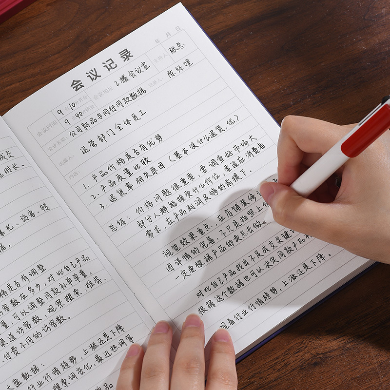 Một cuốn sổ dày siêu dày A5, một cuốn nhật ký làm việc dành cho các cuộc họp tại một văn phòng thương mại nhỏ.