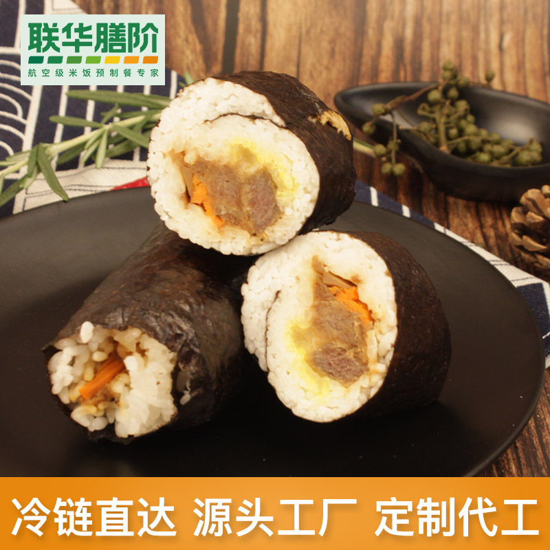 Thức ăn cho gạo thông sushi ngọc lam cho cây rêu giữa sáng.