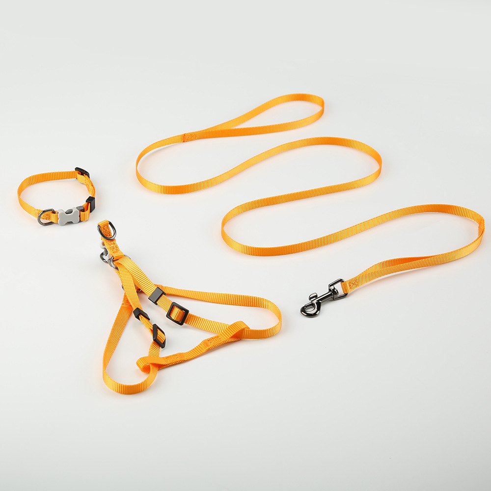 The factory sells the pet towed ropes, the nylon cat with a collar on his chest, and the dog with three cozy turds.