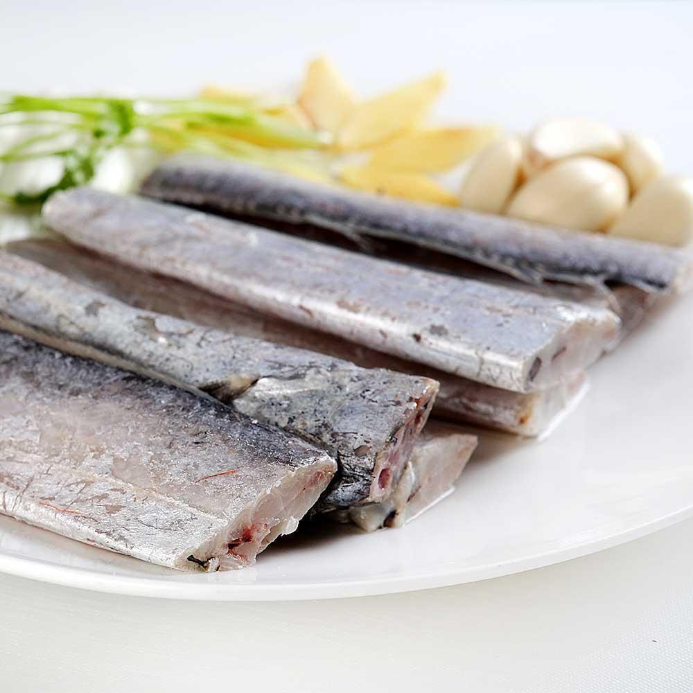Chiếc xuồng có cá, cá muối, cá muối và người hải sản làm nguyên một miếng hải sản.
