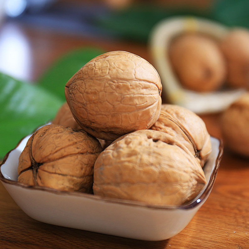 A package of 1,500 g gift from Xinjiang's paper-covered walnut box.