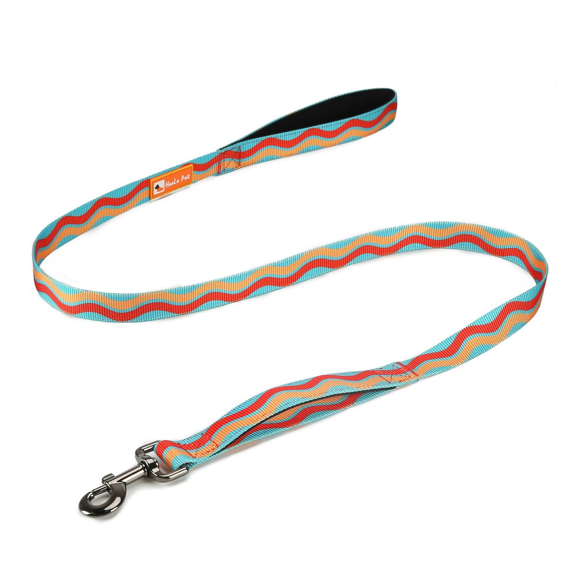 Con thú nuôi Nylon kéo dây thừng, xếp hàng chéo cho dây xích chó, điều khiển vật nuôi ngoài trời bước đi.