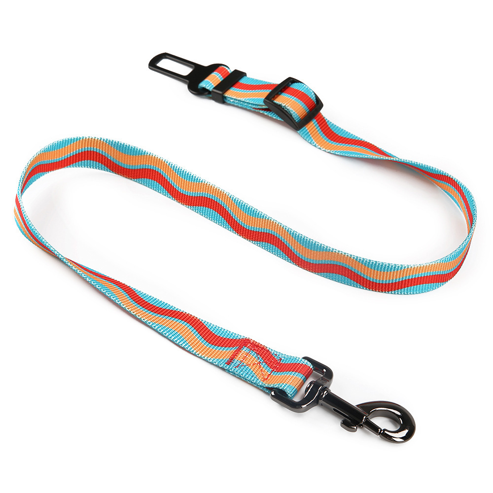 Con chó ngồi dây an toàn kéo nylon để làm bánh ngô cho thú nuôi.