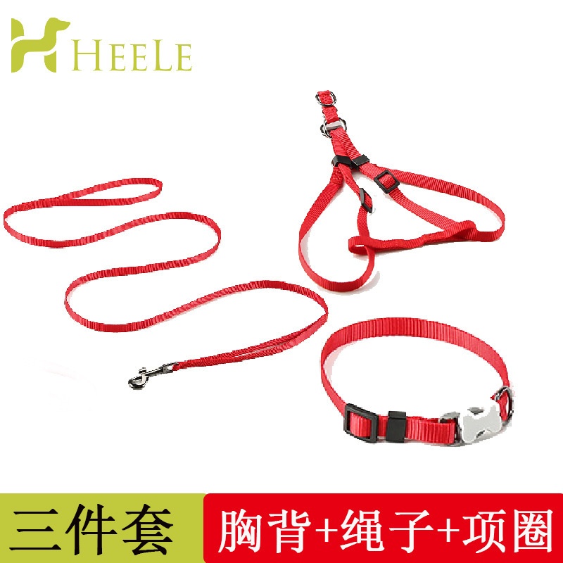 Nhà máy bán dây thừng con vật nuôi, con mèo nylon có vòng cổ trên ngực, và con chó với ba cục phân ấm cúng.