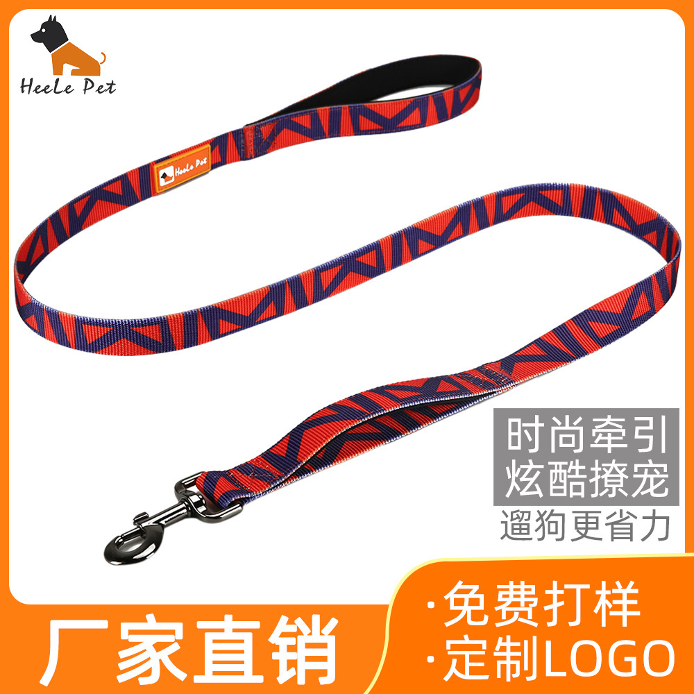 Con thú nuôi Nylon kéo dây thừng, xếp hàng chéo cho dây xích chó, điều khiển vật nuôi ngoài trời bước đi.