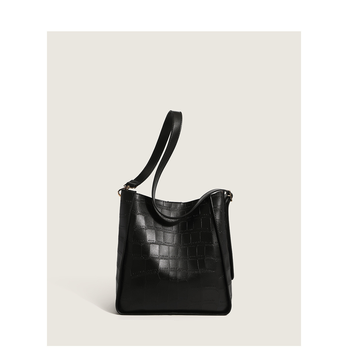 The new 2023 high-capacity Tot pack at the cross-border factory, the senior one-shoulder slash across the tide of women, is about a bucket bag.