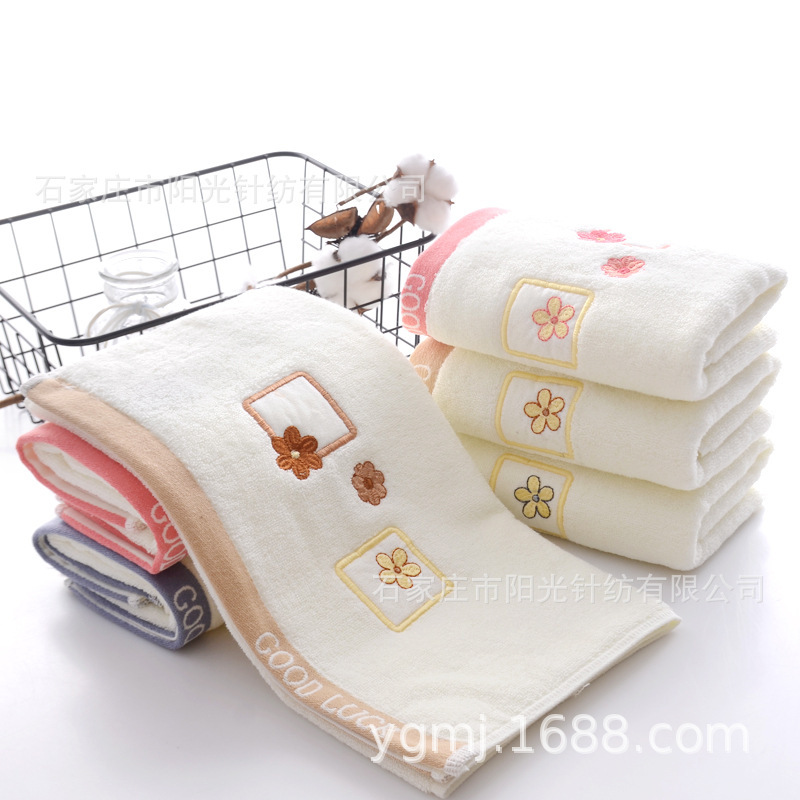 Cạo cửa sổ và rửa mặt cho cả gia đình cotton với một người trưởng thành mềm và khăn tắm dày cho cả nam lẫn nữ.