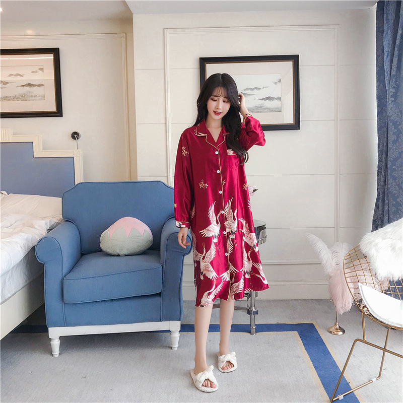 Mùa xuân và mùa thu mới mẻ, băng giá, chim ưng duyên dáng, lông vũ, lụa, nóng bỏng, to lớn, tự làm.