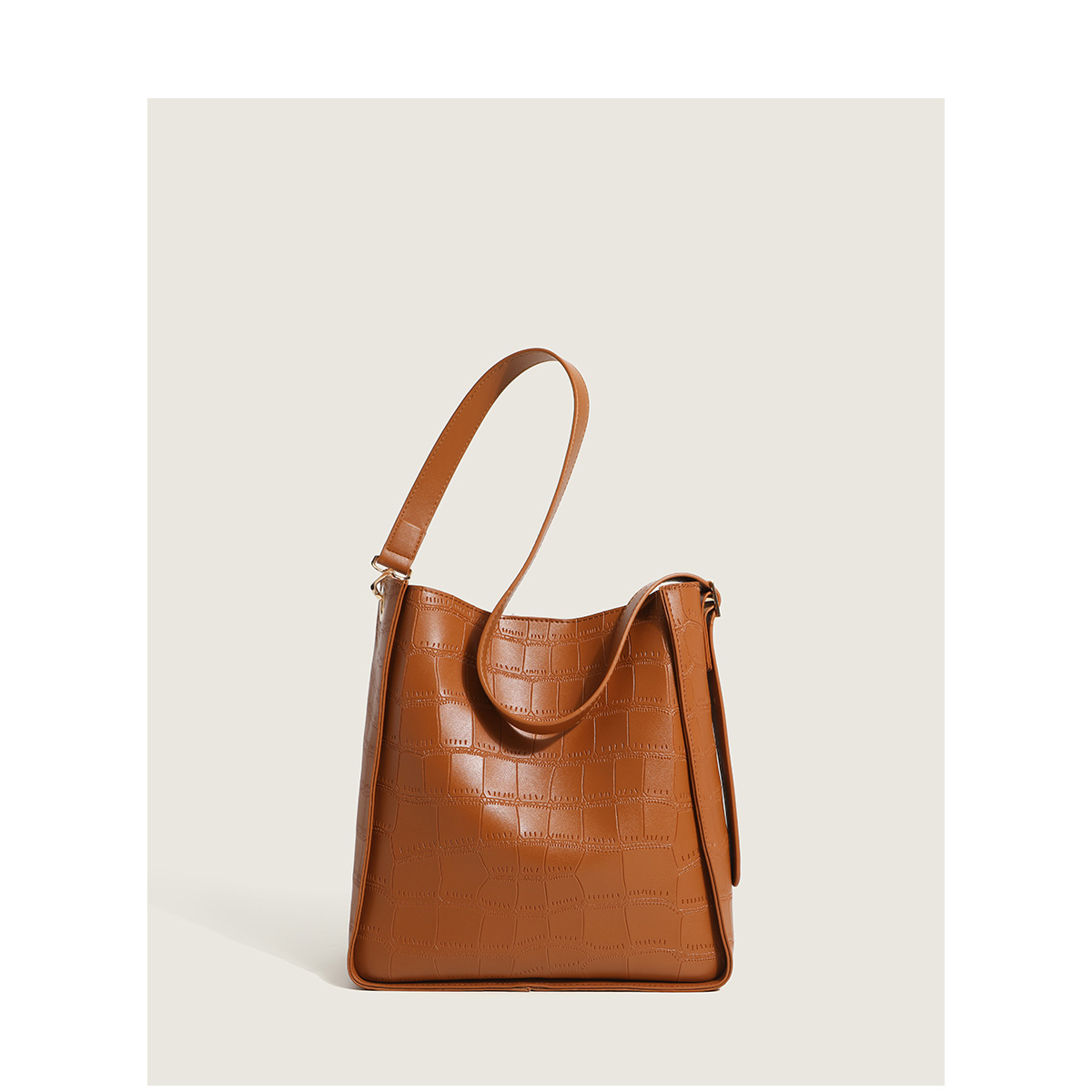 The new 2023 high-capacity Tot pack at the cross-border factory, the senior one-shoulder slash across the tide of women, is about a bucket bag.