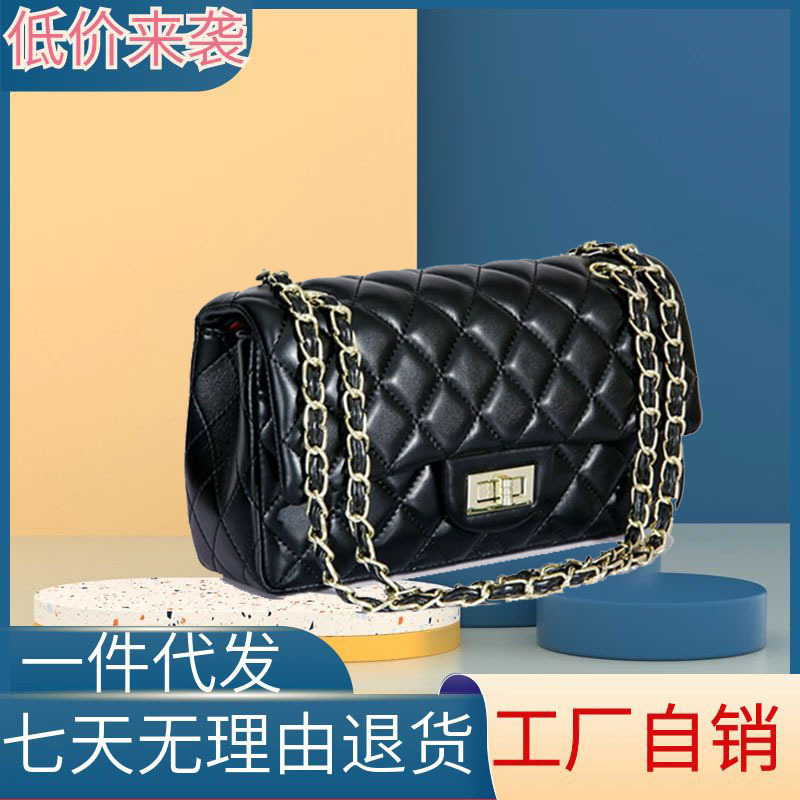 The new Fashionargart leather chain slashed handbags with a small volume of accelerator under her armpit.