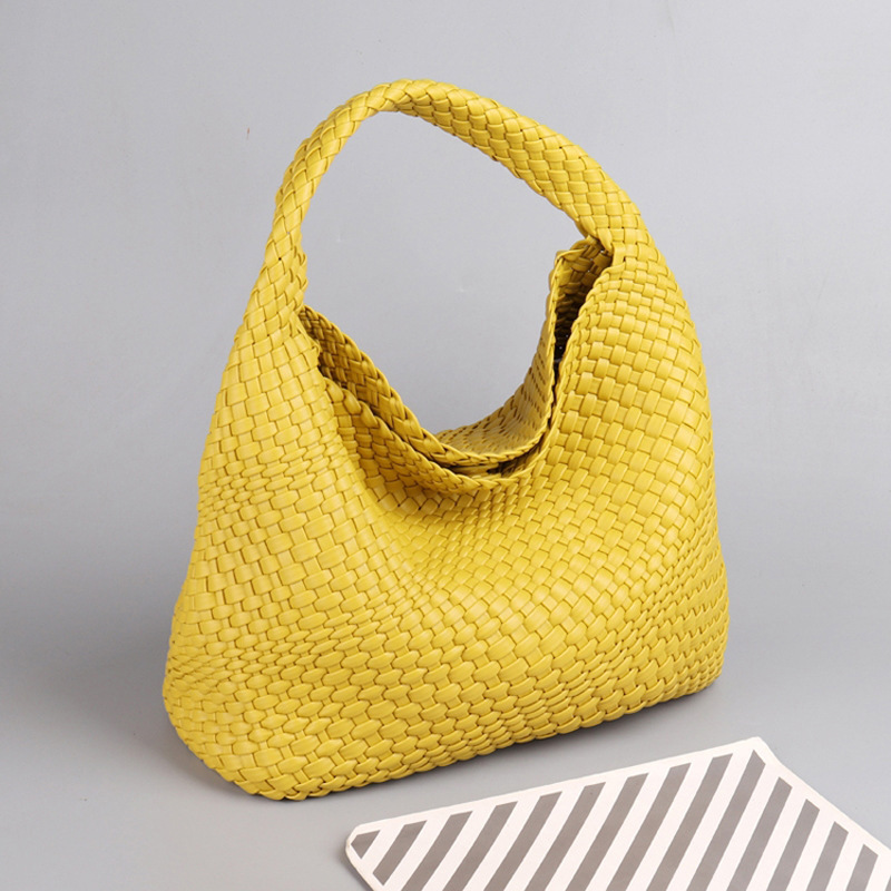 A 2023 new factory leisure bag with a large capacity to knit Korean knit a summer beach travel armpit.