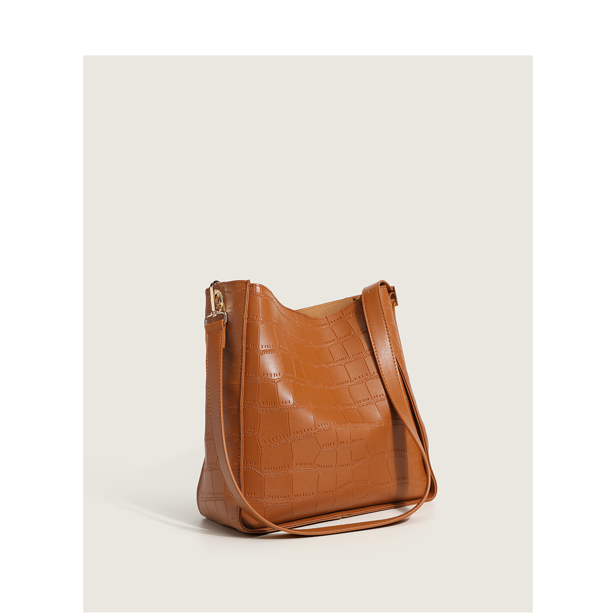 The new 2023 high-capacity Tot pack at the cross-border factory, the senior one-shoulder slash across the tide of women, is about a bucket bag.