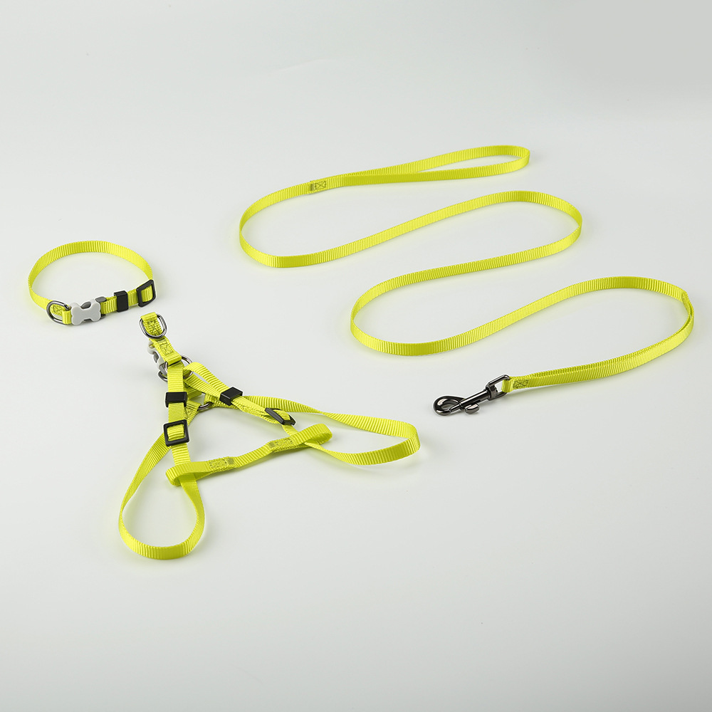 The factory sells the pet towed ropes, the nylon cat with a collar on his chest, and the dog with three cozy turds.