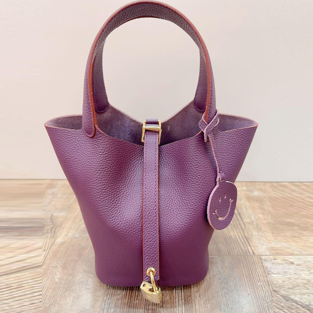 Skin basket bag, little fragrance new one-shoulder bag, high-quality sensory portable bucket bag, slant bag.