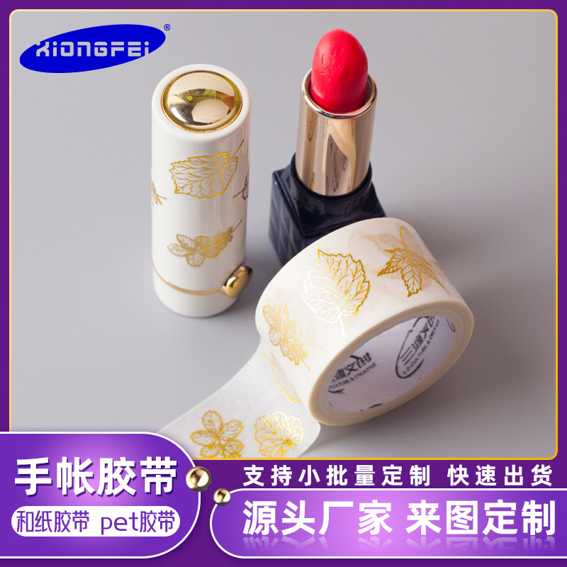 Nhà sản xuất đã tùy chỉnh các quảng cáo và băng dán giấy đã bị xé bỏ khỏi băng chống lưu trữ vàng.
