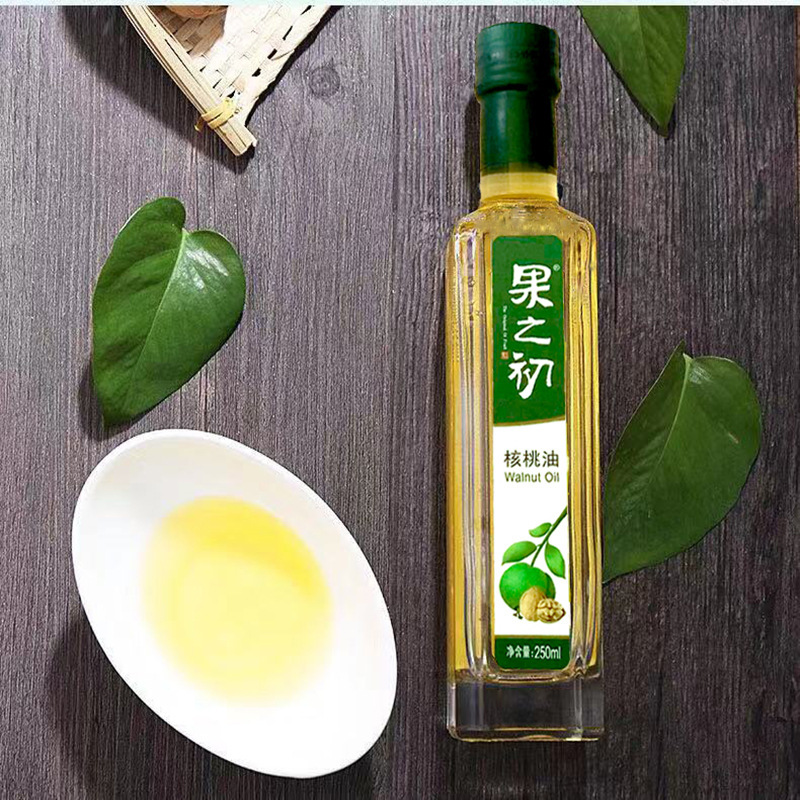 At the beginning of the year, Xinjiang and the field used fresh walnut oil for cold extraction, 250 ml for mail.