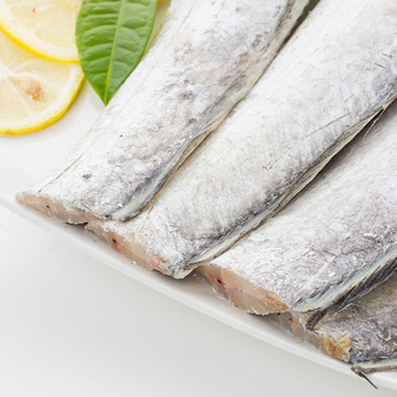 Chiếc xuồng có cá, cá muối, cá muối và người hải sản làm nguyên một miếng hải sản.