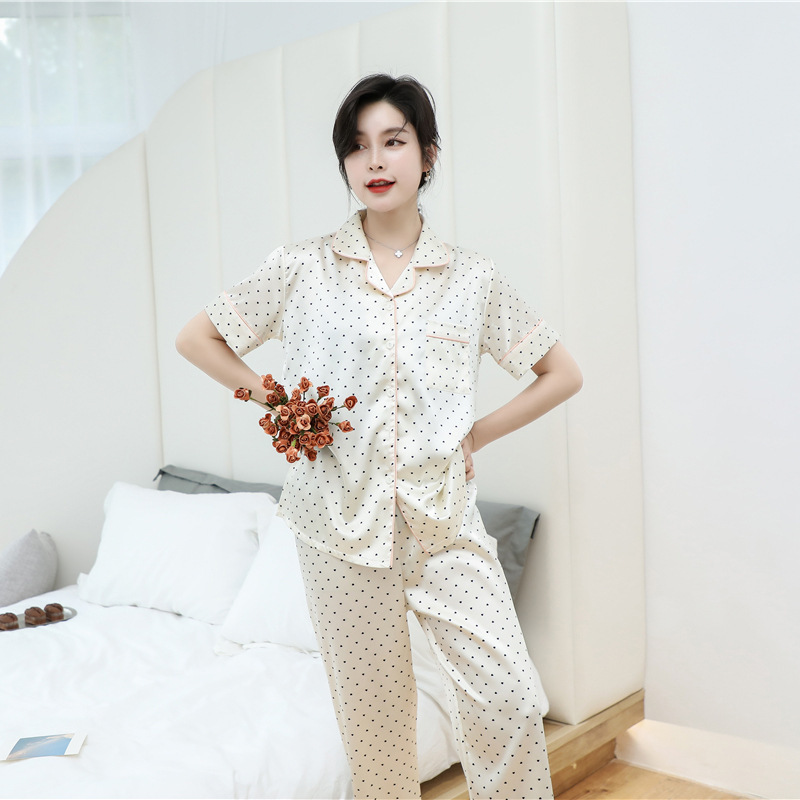 Hai đôi quần ngắn để mặc một bộ đồ ngủ mới, năm 2020.