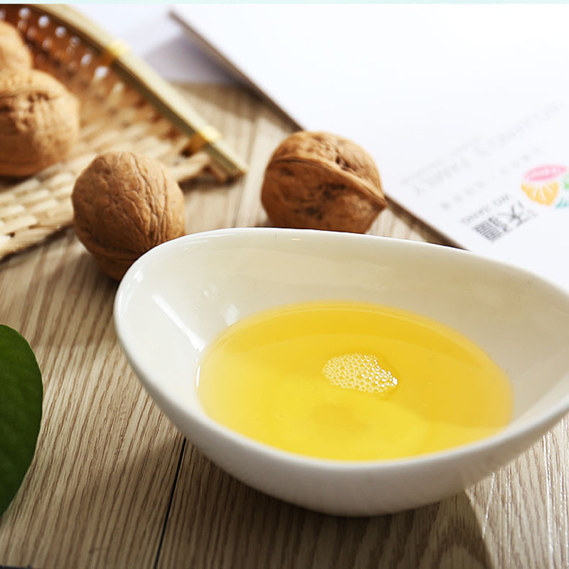 At the beginning of the year, Xinjiang and the field used fresh walnut oil for cold extraction, 250 ml for mail.