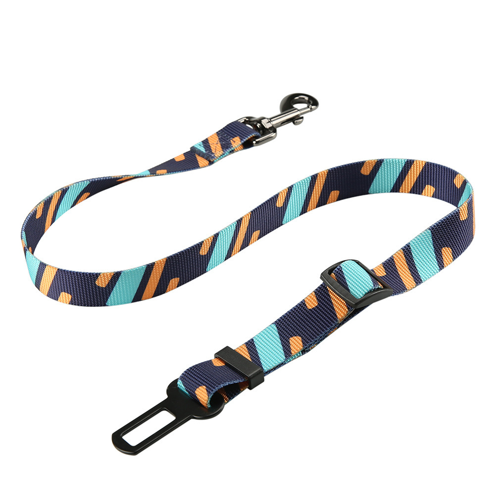 Con chó ngồi dây an toàn kéo nylon để làm bánh ngô cho thú nuôi.
