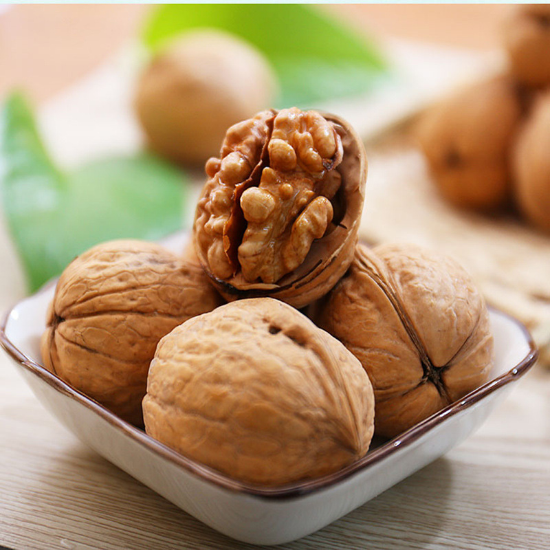 A package of 1,500 g gift from Xinjiang's paper-covered walnut box.