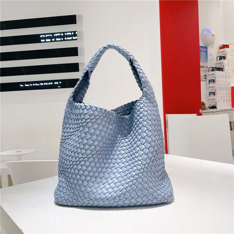 A 2023 new factory leisure bag with a large capacity to knit Korean knit a summer beach travel armpit.