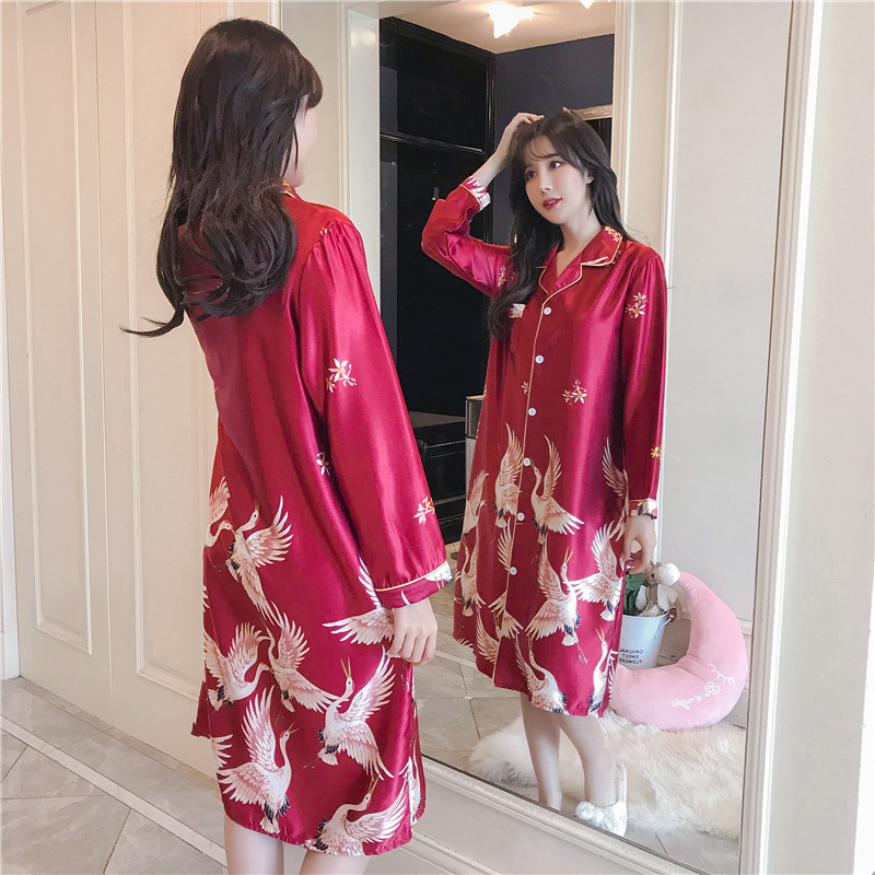 Mùa xuân và mùa thu mới mẻ, băng giá, chim ưng duyên dáng, lông vũ, lụa, nóng bỏng, to lớn, tự làm.