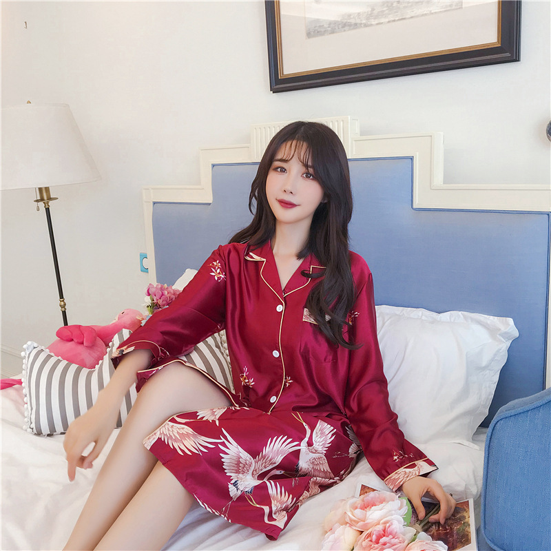 Mùa xuân và mùa thu mới mẻ, băng giá, chim ưng duyên dáng, lông vũ, lụa, nóng bỏng, to lớn, tự làm.