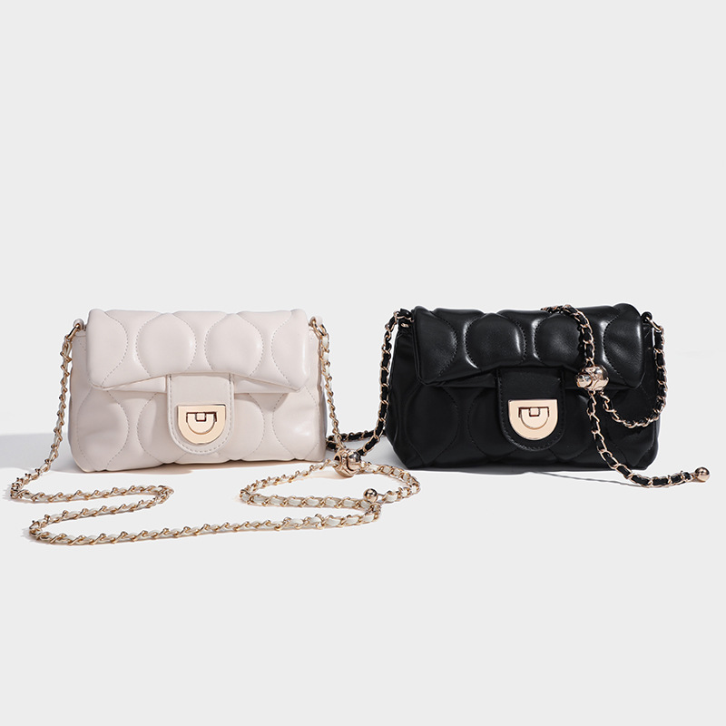Fashion short, new female embroidery liner, small square bag, small gold chain, lower armpit.