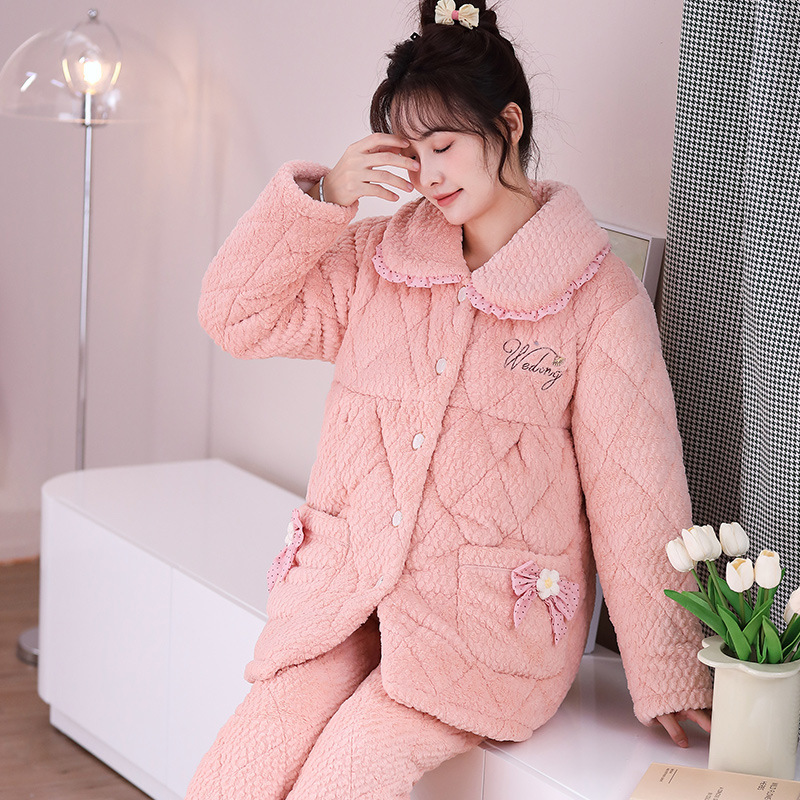 Một phụ nữ mang thai ở tầng ba của mùa đông mới với chiếc khăn bông đang mặc áo sơ mi và mặc áo choàng bông.